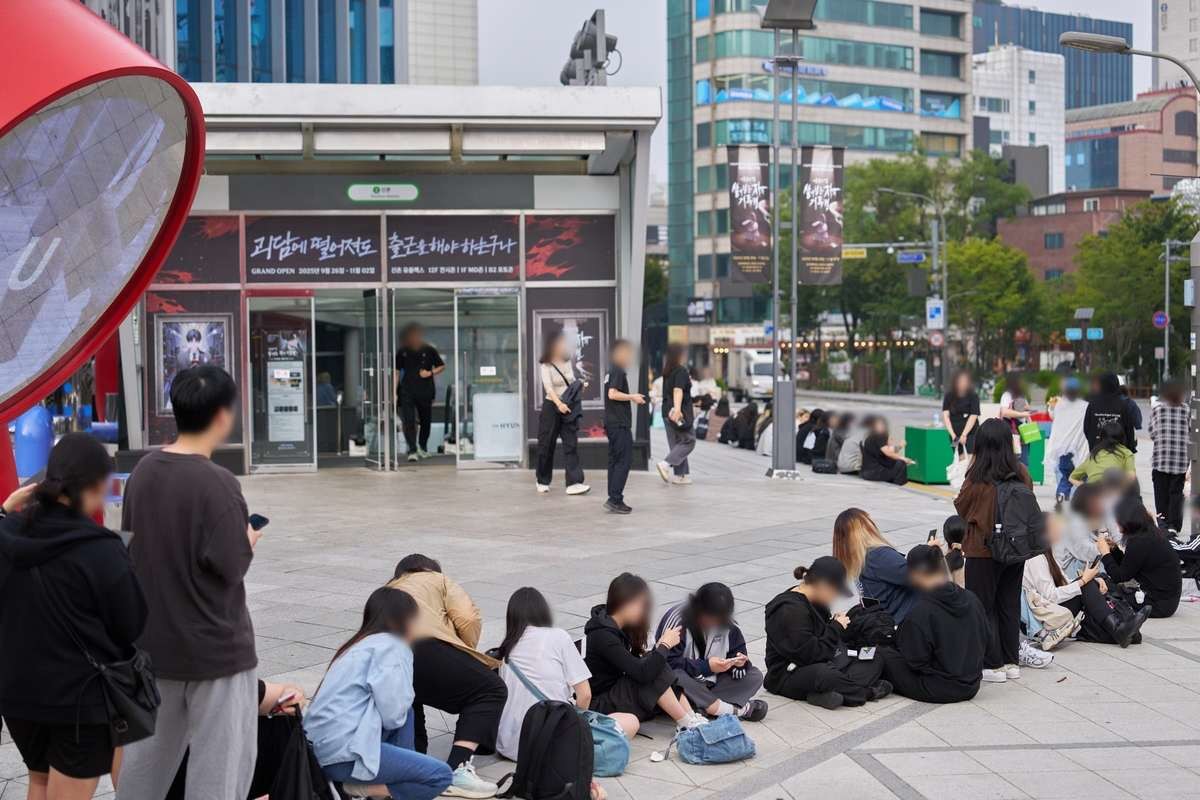 현대백화점 신촌점 '괴담출근' 전시를 찾은 사람들의 모습. / 카카오엔터테인먼트 제공-연합뉴스