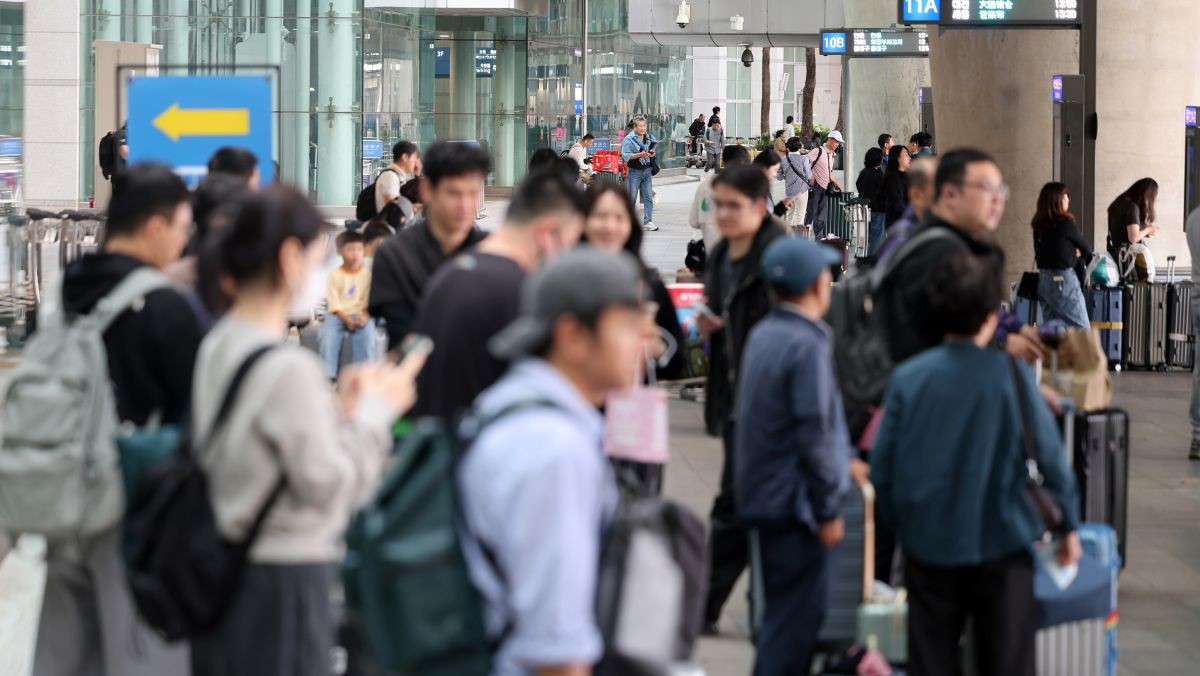 추석 연휴 마지막날인 9일 오후 인천국제공항 입국장 버스정류장에서 여행객들이 버스를 기다리고 있다. / 뉴스1
