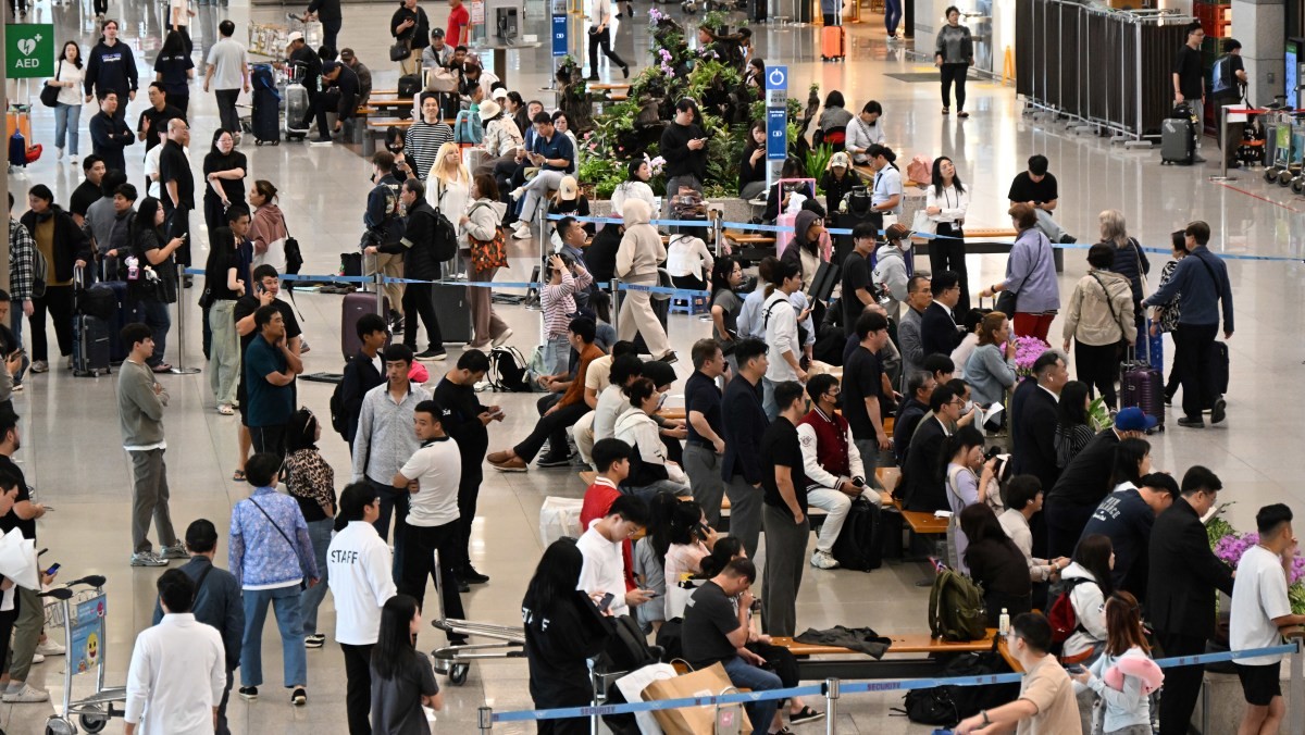 중국인 단체관광객에 대한 무비자 입국 시행 첫날인 지난달 29일 인천국제공항 제1터미널 입국장으로 중국인 관광객들이 입국하고 있는 모습. / 뉴스1