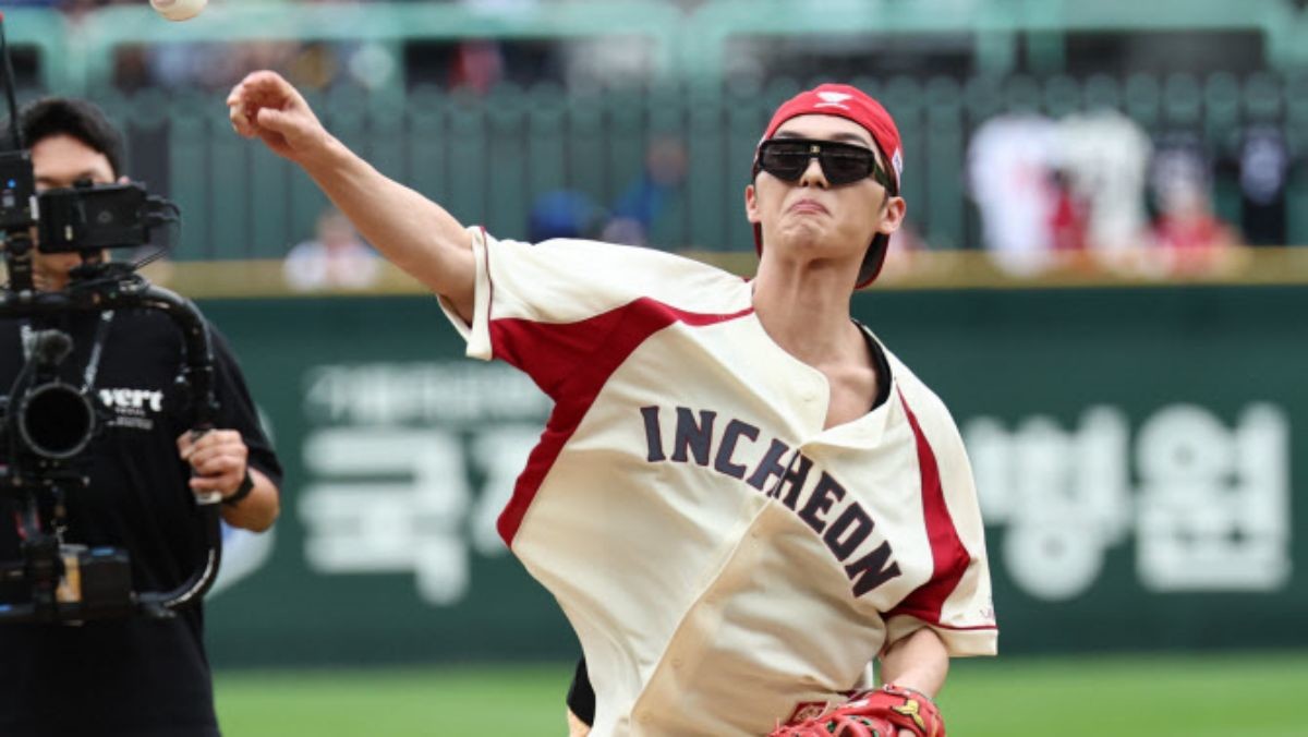 배우 최현욱이 지난 9일 오후 인천 SSG 랜더스필드에서 열린 프로야구 2025 신한 SOL뱅크 KBO 준플레이오프 1차전 삼성 라이온즈와 SSG 랜더스의 경기에 앞서 시구를 하고 있다. / 뉴스1
