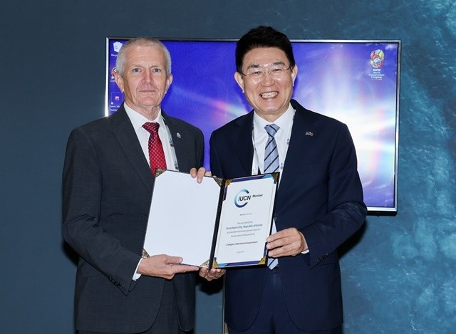 지난 9일 아랍에미리트 아부다비에서 스튜어트 매기니스(Stewart Maginnis) IUCN 부사무총장이 노관규 순천시장에게 IUCN 가입증서를 전달하고 있다.