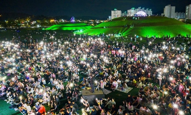 지난 8일 추석 연휴 오천그린광장에서 시민들이 '한가 위드 오천' 행사를 즐기고 있다.