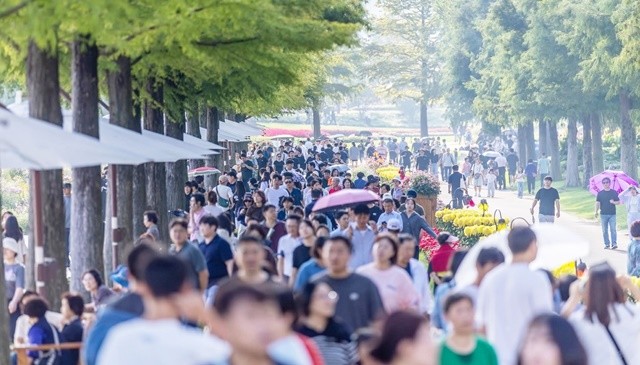 순천만국가정원에 관광객들이 인산인해를 이루고 있다.