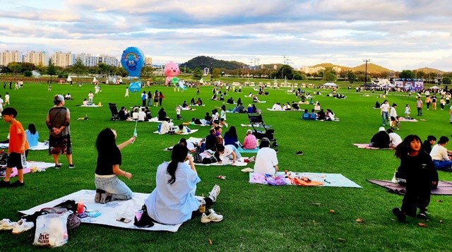 연휴기간 시민들이 오천그린광장에서 휴식을 취하고 있다.