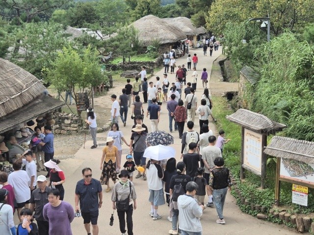 추석 연휴 순천 낙안읍성이 많은 관광객들로 붐비고 있다.