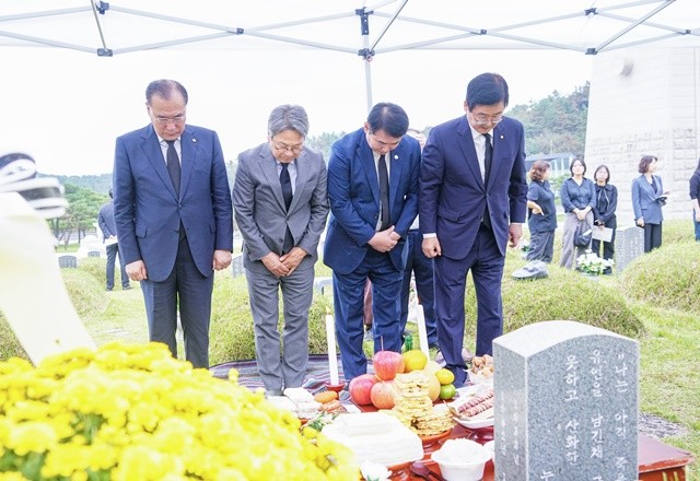이정선 교육감(왼쪽 3번째)이 12일 국립5·18민주묘지에서 진행된 박관현 열사 43주기 추모식에서 강기정 광주시장, 이개호 의원 등과 함께 박관현 열사묘를 참배하고 있다. / 광주시교육청 제공