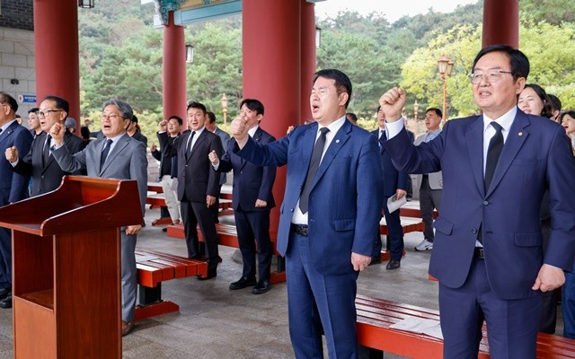 이정선 교육감이 12일 국립5·18민주묘지에서 진행된 박관현 열사 43주기 추모식에서 참가자들과 함께 노래를 제창하고 있다. / 광주시교육청 제공