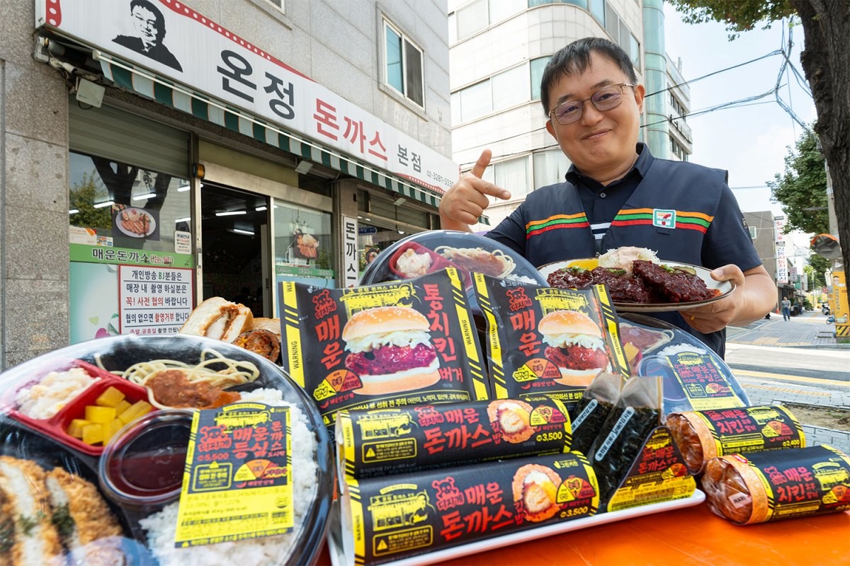 온정돈까스의 시그니처 소스를 활용한 돈가스 도시락, 김밥, 치킨버거 등 신제품을 차례로 출시한다. / 세븐일레븐 제공