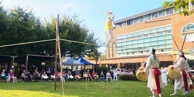 지난 4일, 광산구 운남근린공원에서 ‘찾아가는문화공연’ 일환으로 진행된 ‘타악그룹 언락’ 공연