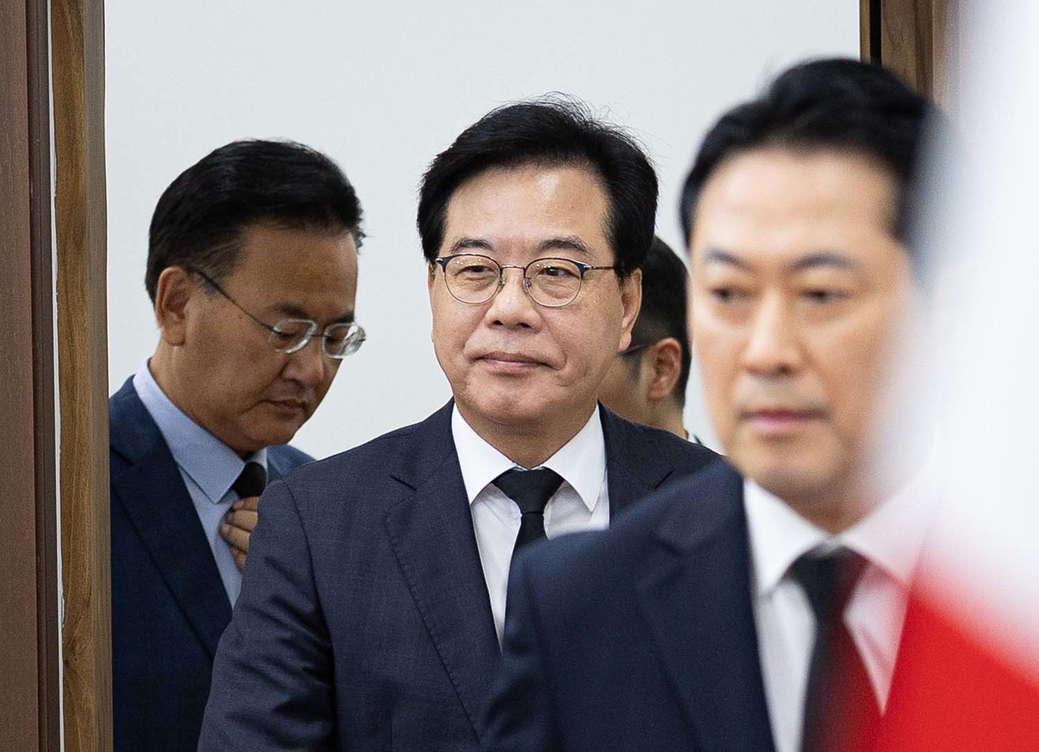 장동혁 국민의힘 대표와 송언석 원내대표를 비롯한 지도부가 13일 서울 여의도 국회에서 열린 최고위원회의에 참석하고 있다. / 연합뉴스