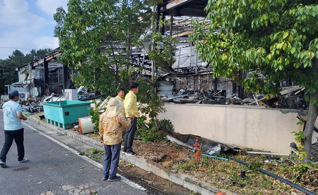 김철우 보성군수가 현장에서 피해 상황을 점검하고 있다.