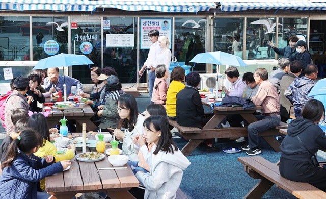 강진마량놀토수산시장을 찾은 관광객들