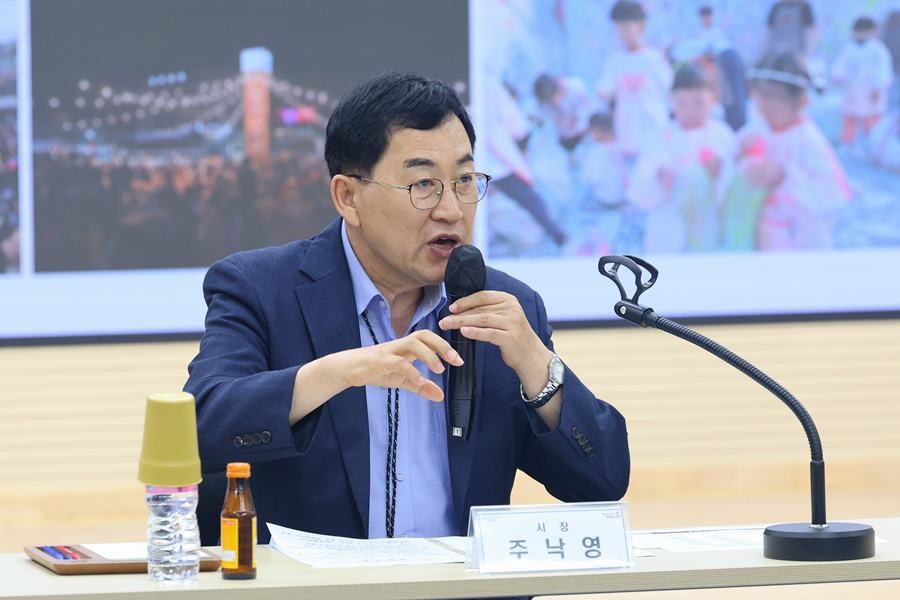 주낙영 경주시장이 13일 시청 영상회의실에서 열린 국·소·본부장 회의에서 APEC 정상회의 준비상황을 점검하며 발언하고 있다/경주시