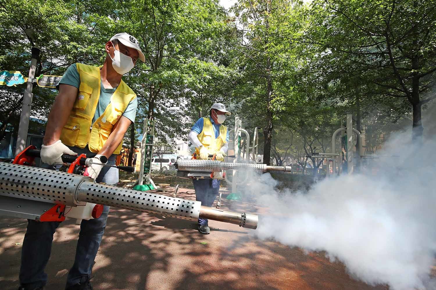 모기 방역 모습. / 뉴스1