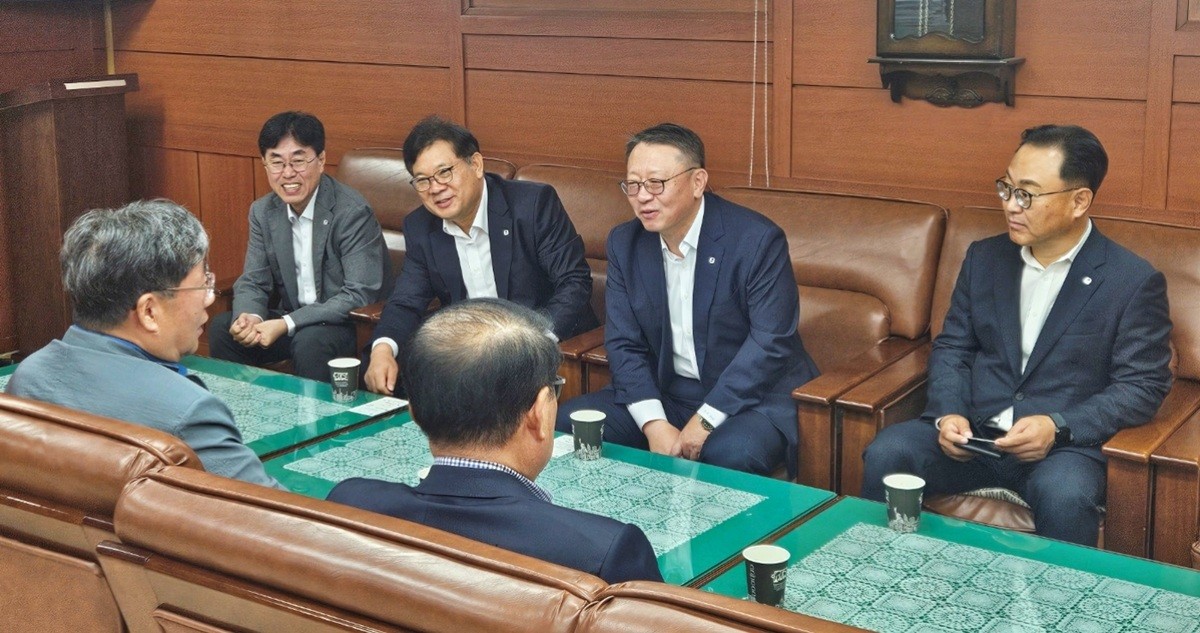 정진완 우리은행장이 10일 서울 남대문시장 및 시장상인회를 방문해 소상공인의 어려움을 청취하고, 은행의 맞춤형 지원 방안을 함께 논의했다. / 우리은행