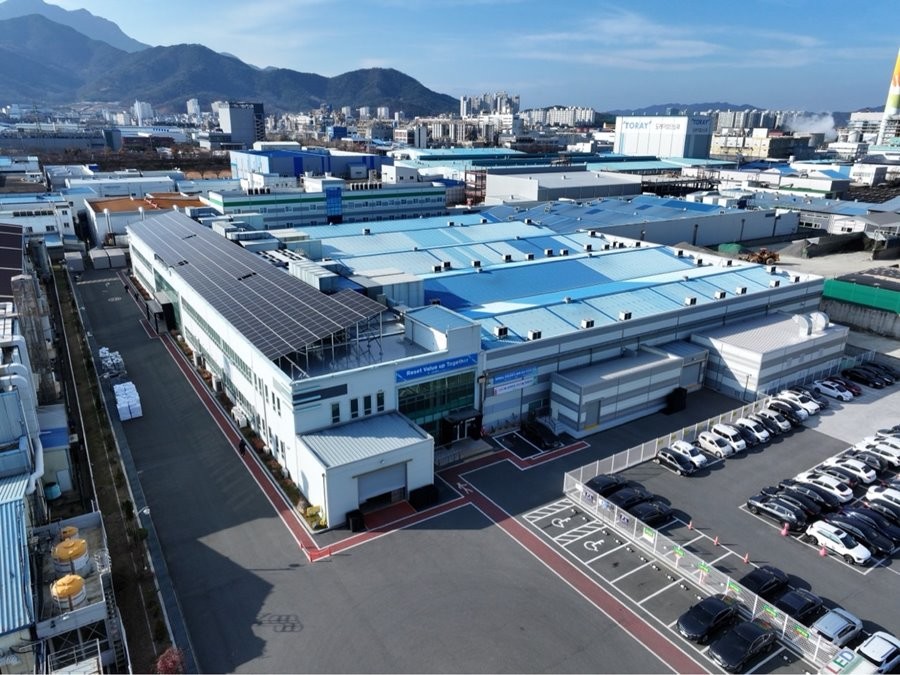경북 구미시가 탄소중립 산단 조성부터 에너지 복지 확대까지 다양한 에너지 정책을 추진하면서 에너지 혁신의 중심도시로 거듭나고 있다. 사진은 공장위에 태양광이 설치된 모습    / 구미시 제공