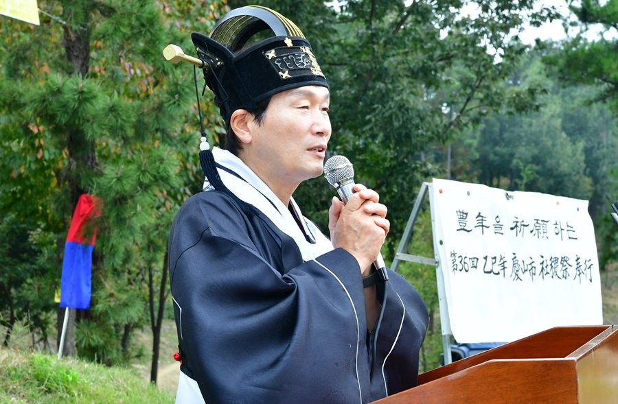 조현일 경산시장이 지난 12일 경산시 삼성현역사문화공원 내 사직단에서 열린 사직제 봉행식에서 인사말을 하고 있다. / 경산시 제공