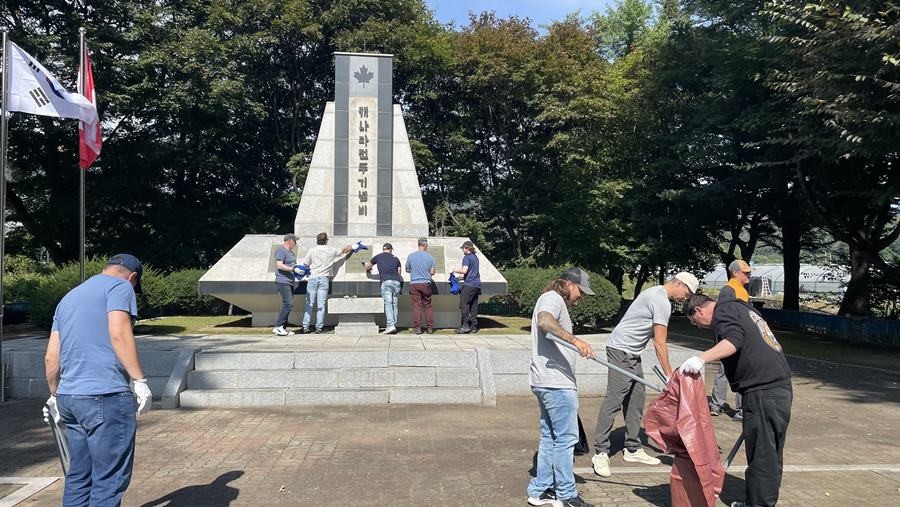얼티엄캠 임직원들이 캐나다 전투기념비를 찾아 추모하고 환경정화 봉사활동을 하고 있다./포스코퓨처엠