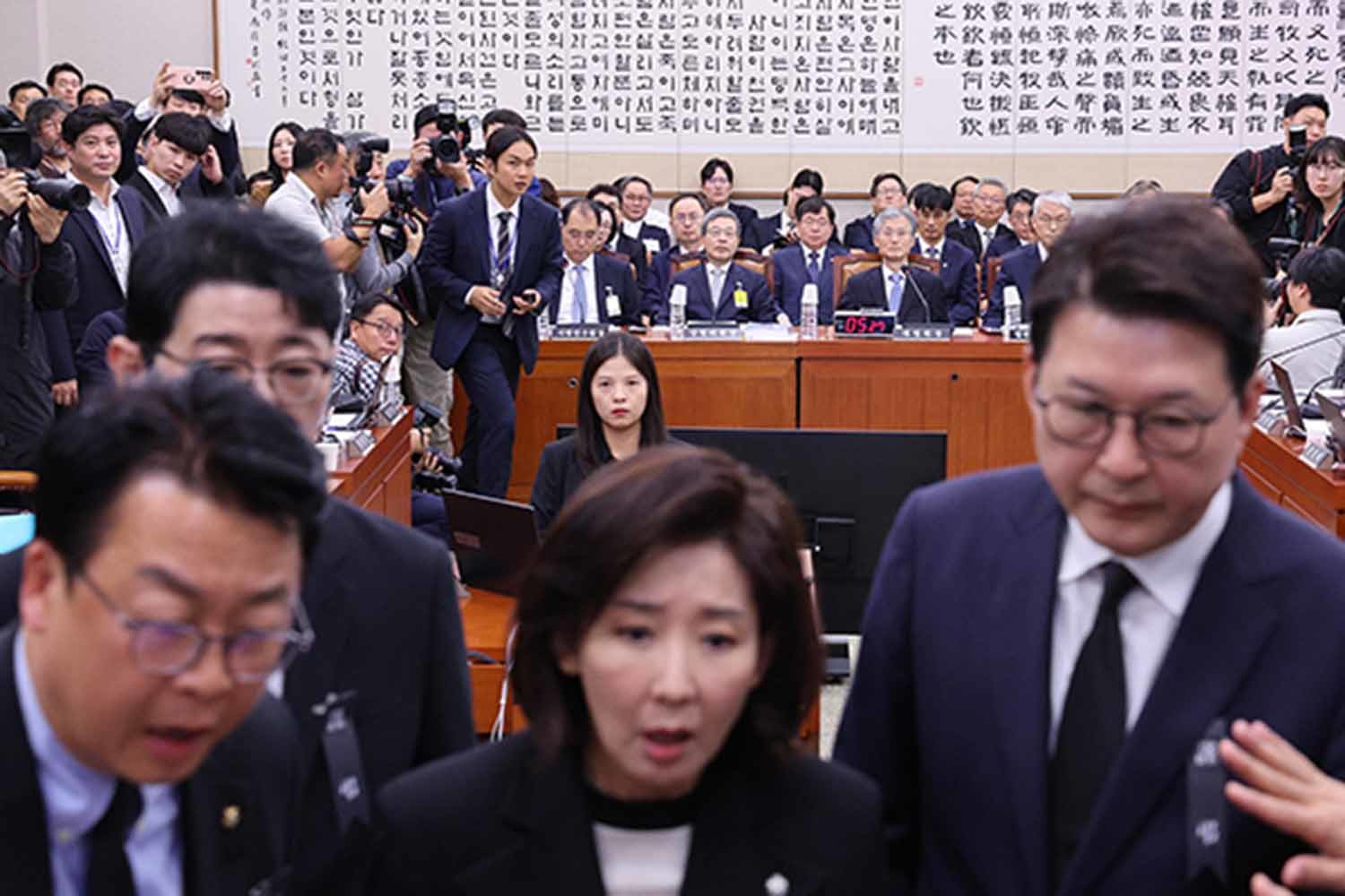 나경원 의원을 비롯한 국민의힘 법사위원들이 13일 서울 여의도 국회에서 열린 법제사법위원회의 대법원 등에 대한 국정감사에서 추미애 위원장에게 항의하는 가운데 조희대 대법원장이 자리하고 있다. / 뉴스1