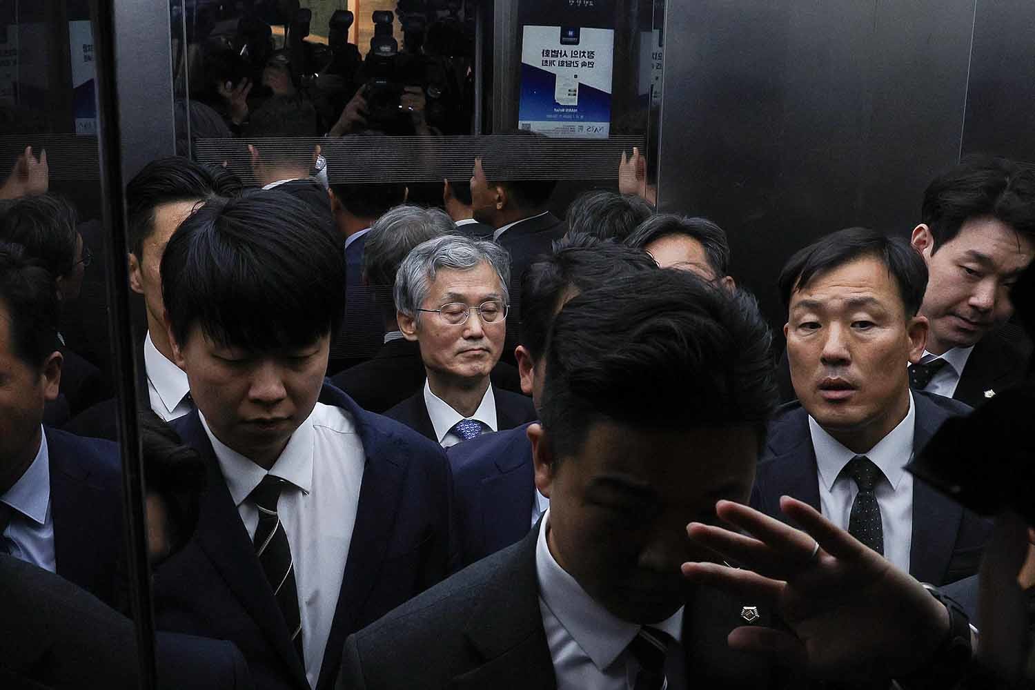 조희대 대법원장이 13일 서울 여의도 국회에서 열린 법제사법위원회의 대법원 등에 대한 국정감사가 정회되자 회의실을 나서고 있다. / 뉴스1