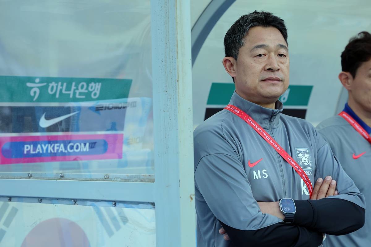 피치 바라보는 이민성 감독 / 뉴스1
