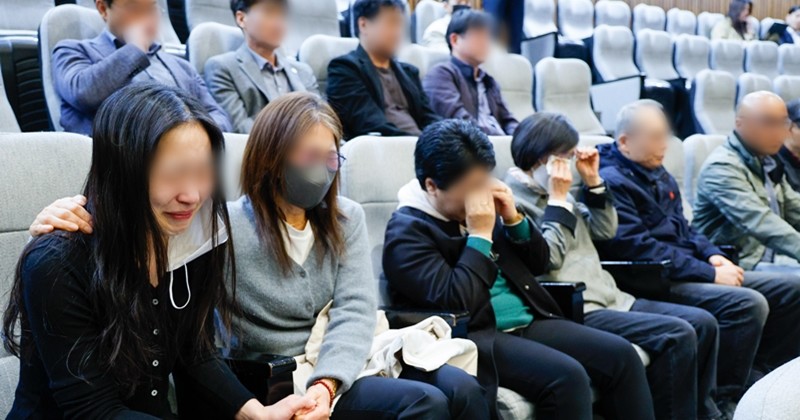 코로나19백신 피해자 유가족들이 서울 여의도 국회에서 열린 제423회국회(임시회) 제3차 본회의에서 코로나바이러스감염증-19 예방접종 피해보상 등에 관한 특별법안(대안)이 재적 300인, 재석 265인, 찬성 263인, 반대 0인, 기권 2인으로 통과되자 오열하고 있다. / 뉴스1