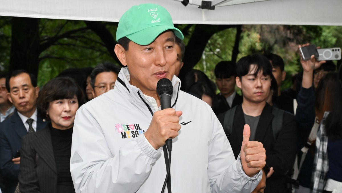 오세훈 서울시장이 13일 오전 재건축 정비계획 변경안이 통과된 서울 강남구 대치동 은마아파트를 찾아 주민 간담회를 하고 있다.  / 뉴스1