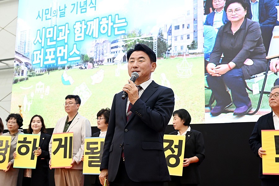 김동근 시장이 10월 11일 ‘제54회 의정부시민의 날 기념식’에서 인사말을 하고 있다
