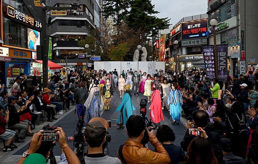 10월 9일 제579돌 한글날을 기념해 행복로에서 열린 ‘제2회 한글, 그 아름다움에 반하다’ 시민모델 패션쇼 모습