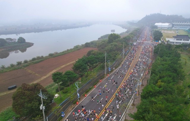 축제 마지막날 열린 ‘2025 나주마라톤대회’는 1만 2천여 명이 참가해 영산강변을 뛰며 축제 열기를 끌어올렸다