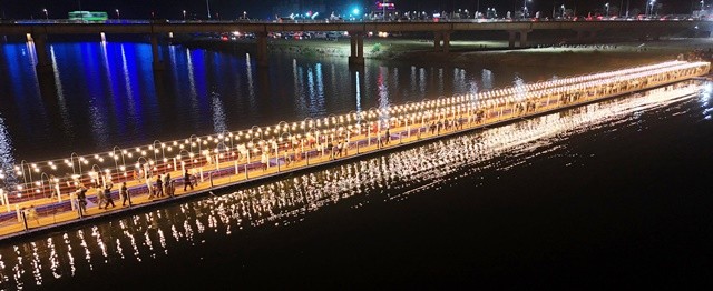 ‘영산강 횡단보행교’는 단순한 이동 통로를 넘어 음악과 조명을 결합해 감성 공간으로 연출했다
