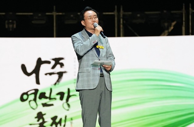 윤병태 시장이 축제 폐막식에서 시민과 나주를 찾은 관광객들에게 감사를 표하며 인사말을 하고 있다