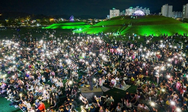 많은 시민들이 오천그린광장에서 열린 문화콘텐츠 축제 ‘한가 위드 오천’을 즐기고 있다.