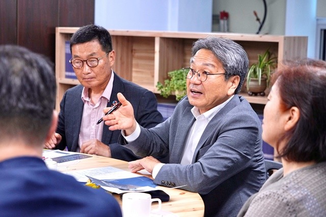 강기정 광주광역시장이 13일 오후 전일빌딩245에서 열린 시민사회단체 간담회에 참석해 공유공간 활용 방안을 논의하고 있다. /광주광역시 제공