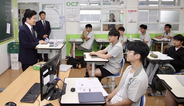 김대중 전라남도교육감이 13일 목포고등학교 3학년 교실을 찾아 수능을 앞둔 수험생들에게 격려의 말을 전하고 있다.