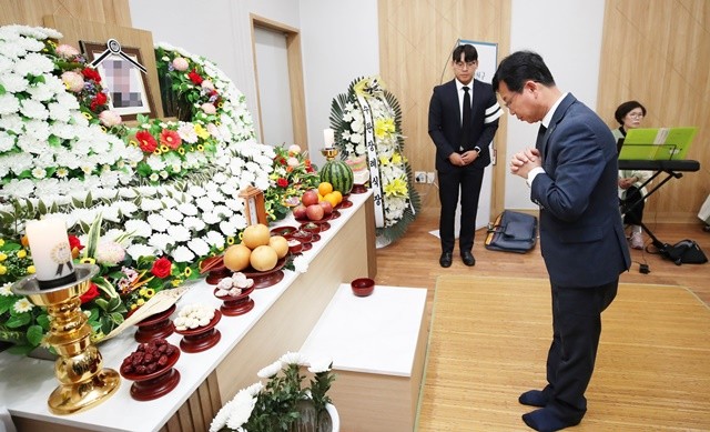 지난해 4월 박병규 광산구청장이 수완장례식장에서 무연고 사망자를 위해 기도와 묵념을 하고 있다.