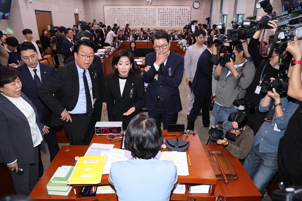 나경원 의원을 비롯한 국민의힘 법사위원들이 지난 13일 서울 여의도 국회에서 열린 법제사법위원회의 대법원 등에 대한 국정감사에서 조희대 대법원장 이석과 관련해 추미애 위원장에게 항의하고 있다 / 뉴스1