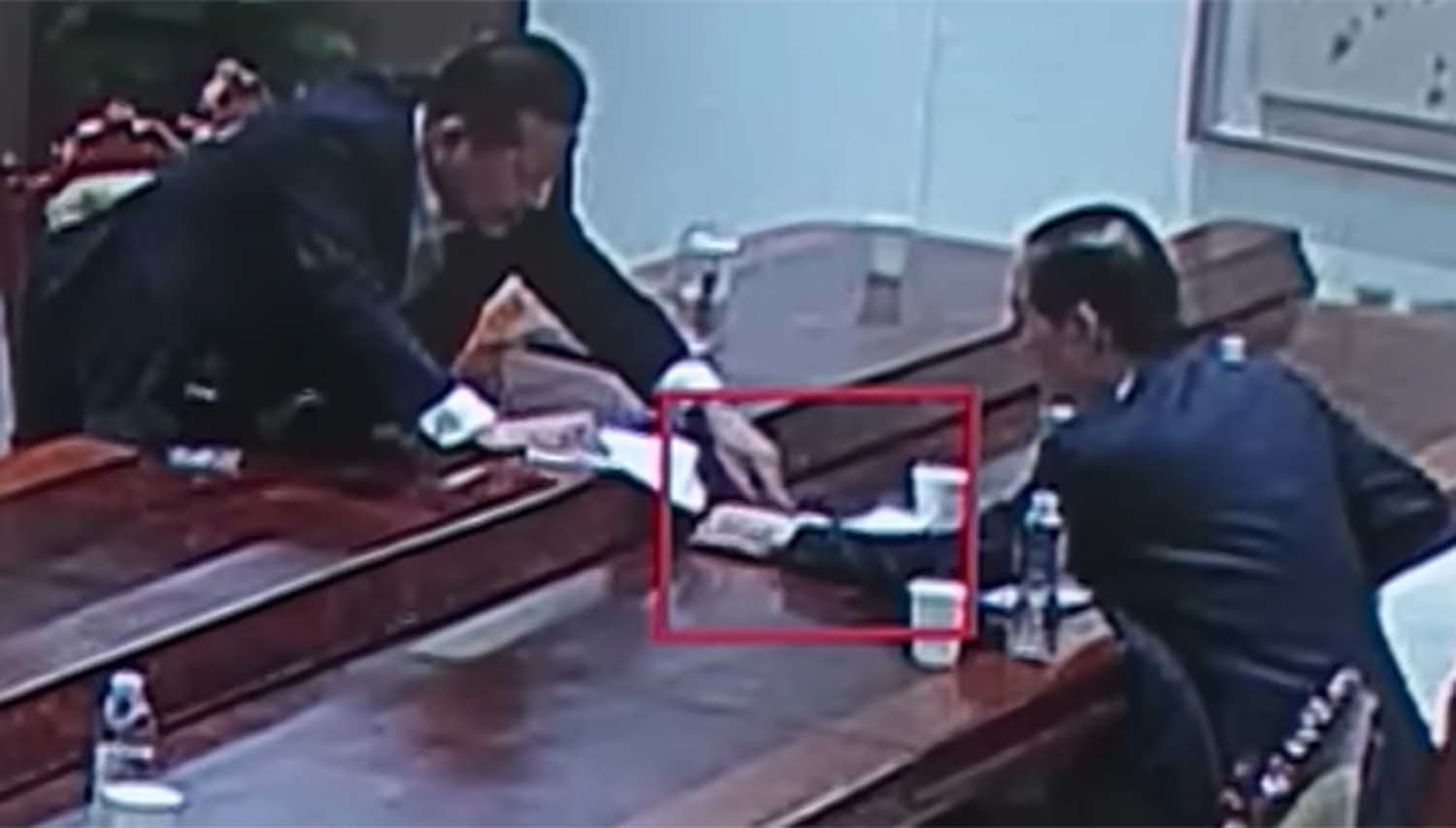 한덕수 전 국무총리가 퇴실하려던 이상민 전 행정안전부 장관을 붙잡고 서로 가진 문건을 돌려보며 협의하고 있다. / MBC 뉴스 캡처