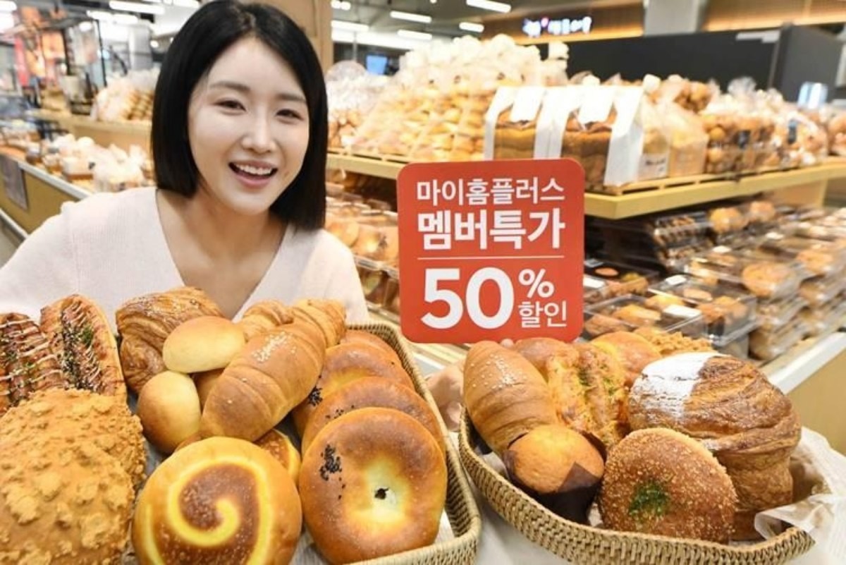 홈플러스가 자사 베이커리 브랜드 '몽 블랑제(Mon Boulanger)' 전 품목을 창사 이후 처음으로 반값에 선보인다고 14일 밝혔다. / 홈플러스 제공