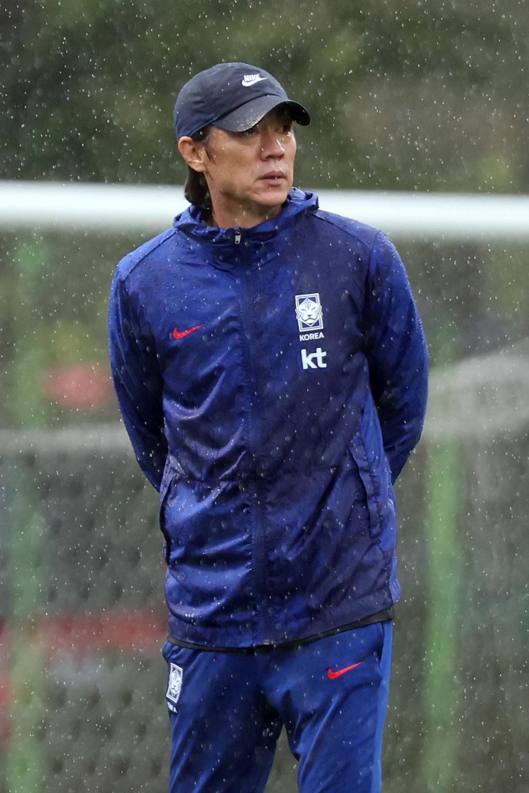 홍명보 대한민국 남자 축구 국가대표팀 감독이 13일 오후 경기도 고양시 일산서구 고양종합운동장 보조구장에서 선수들의 훈련 모습을 바라보고 있다. 축구대표팀은 오는 14일 오후 8시 서울월드컵경기장에서 파라과이와 평가전을 치른다. / 뉴스1
