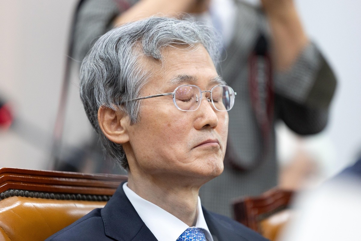 조희대 대법원장이 13일 서울 여의도 국회에서 열린 법제사법위원회의 대법원 등에 대한 국정감사에 출석해 생각에 잠겨있다. / 뉴스1