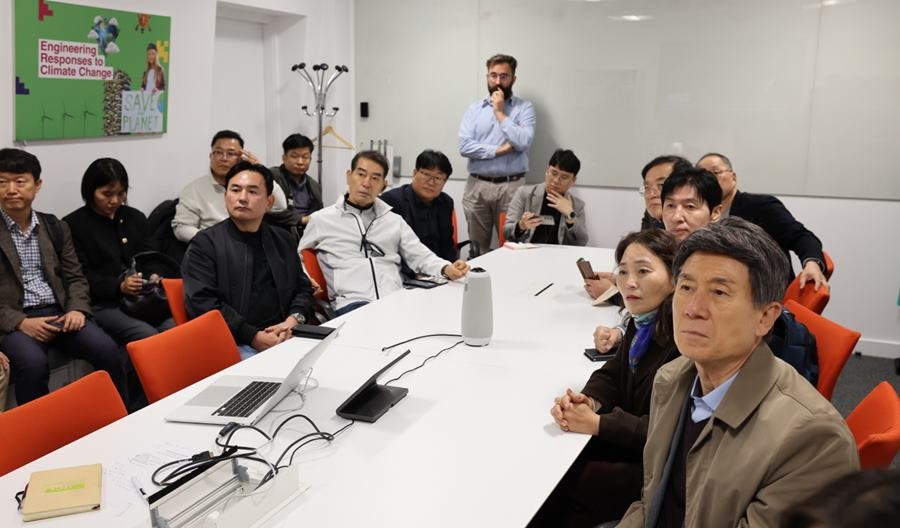 UCL 엔지니어링 회의실 및 연구실을 둘러보고 브리핑을 받고 있다/이하 포항시