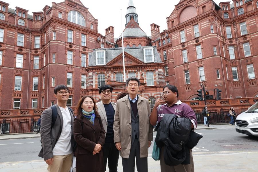 UCL 본관 앞 기념 촬영