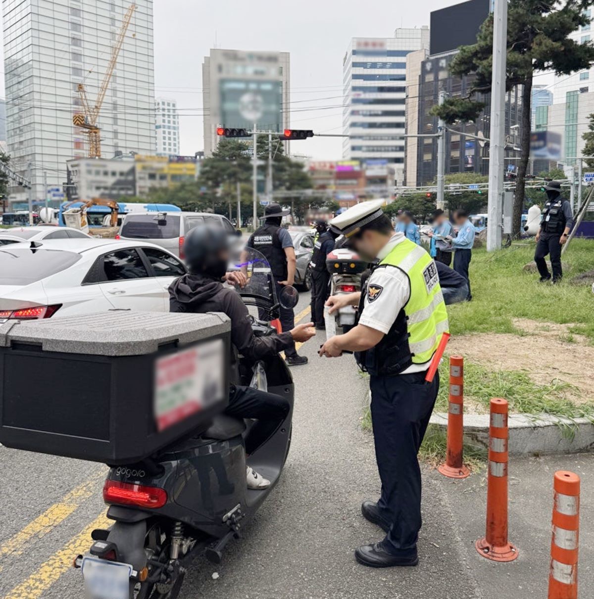 부산경찰이 13일 부산 시내에서 이륜차 단속을 벌이고 있다. 부산경찰청은 지난 13일 오후 부산 내성교차로·서면교차로·현대백화점 앞 교차로 등 49개 장소에서 이륜차 광역 단속을 실시했다. 당시 단속에서 오토바이 등 이륜차와 개인형 이동장치에 대해 2시간 동안 집중 단속한 결과 불법 사안 88건이 적발된 것으로 나타났다. / 부산경찰청 제공-뉴스1