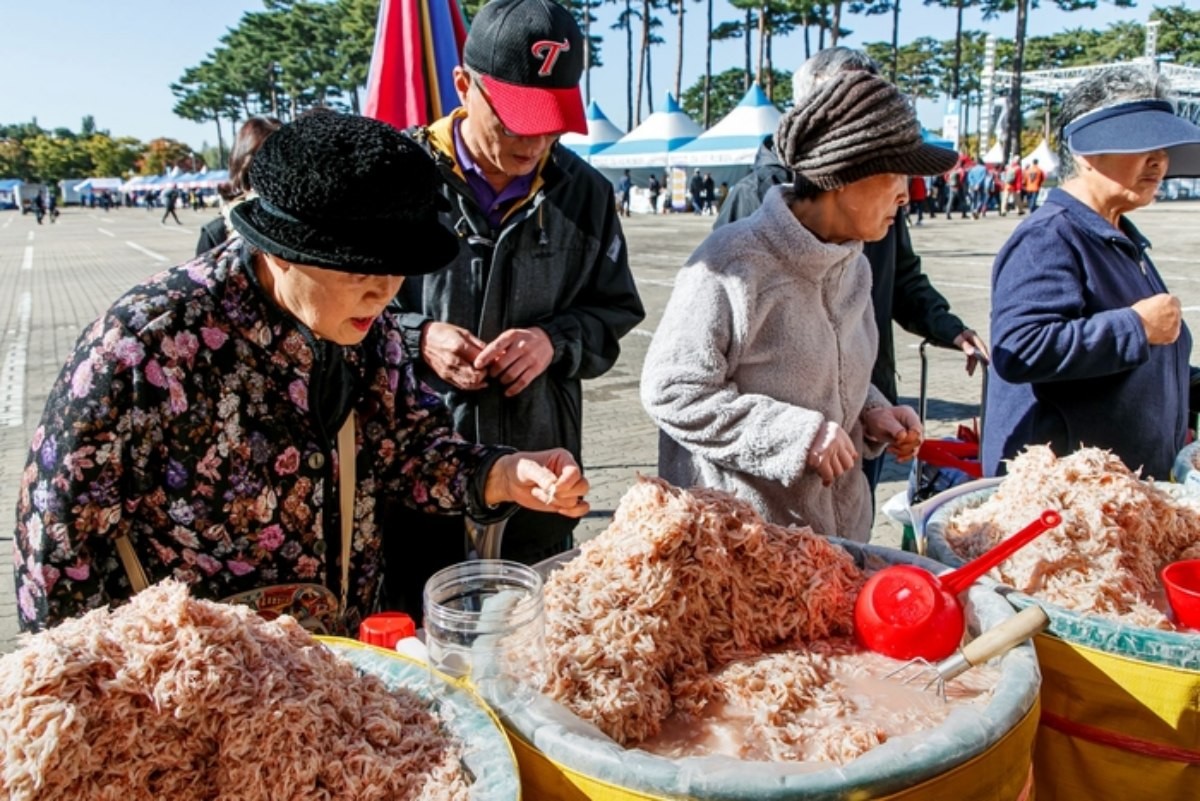 지난 해 마포나루 새우젓축제를 찾은 시민들의 모습. / 마포구