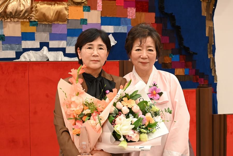 경상북도의회 이선희 기획경제위원장(좌) 수상 모습/이선희 의원 제공