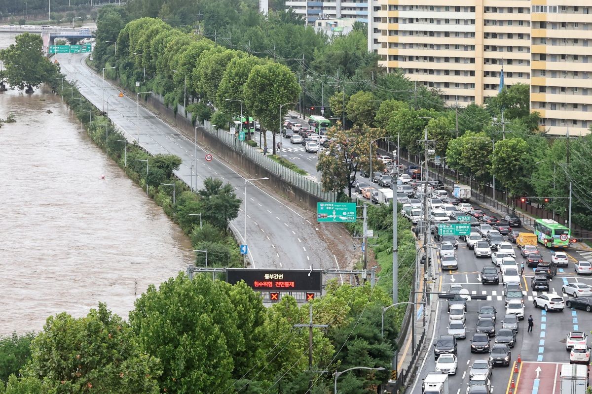 중랑천 범람으로 통제되고 있는 동부간선도로 / 뉴스1