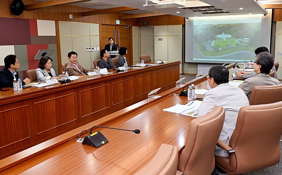 김동근 시장이 10월 14일 시청 소회의실에서 ‘의정부 메모리얼 파크 조성사업 기본 및 실시설계 용역’ 최종보고회를 진행하고 있다