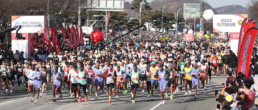 지난 2월 23일 오전 대구 수성구 대구스타디움 일원에서 열린 '2025 대구마라톤대회'에 참가한 주자들이 경기를 치르고 있다. / 뉴스1 제공