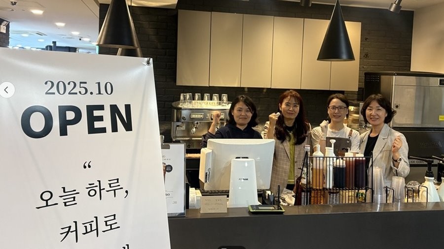 지난 13일 계명문화대 복지관 지하 2층에 개장한 Cafe 쉼에서 종사자들이 기념촬영을 하고 있다. / 계명문화대 제공